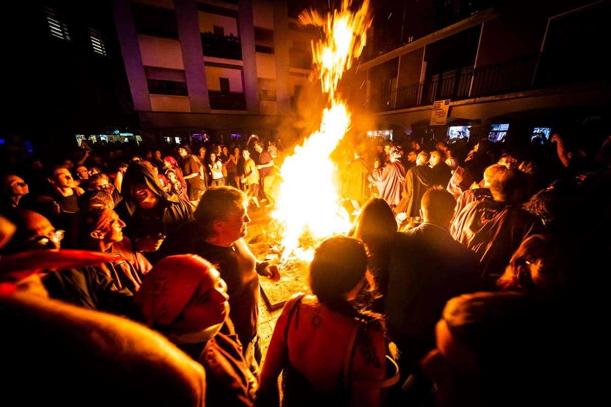 La nit del divendres 23 de juny les falles tornaran a rodar al barri del Puial i al Centre Històric a partir de les 22.30 h, i a les 24 h hi haurà l’encesa de la foguera, Ball de bruixes i concert de La Corda fluixa.